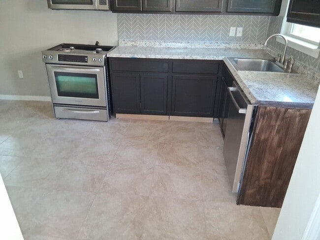 Building Photo - 2319 Glengariff Dr