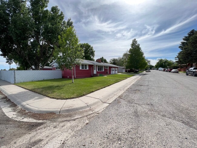 Building Photo - 429 E Pine St