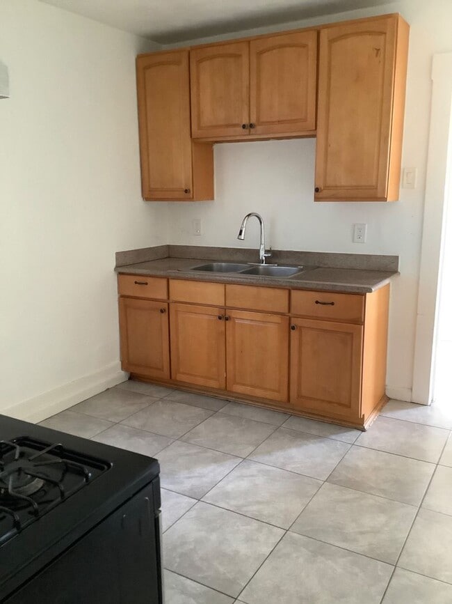 Building Photo - 2 Bed / 1 Bath House Available in Richmond...