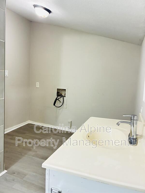 Building Photo - 514 S Maple St