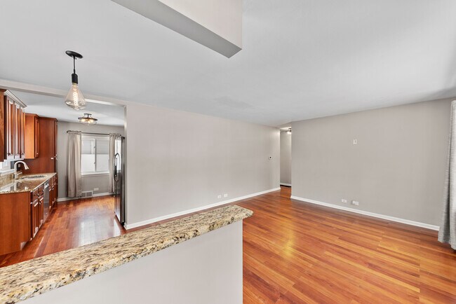 Building Photo - 242 S Finley Rd