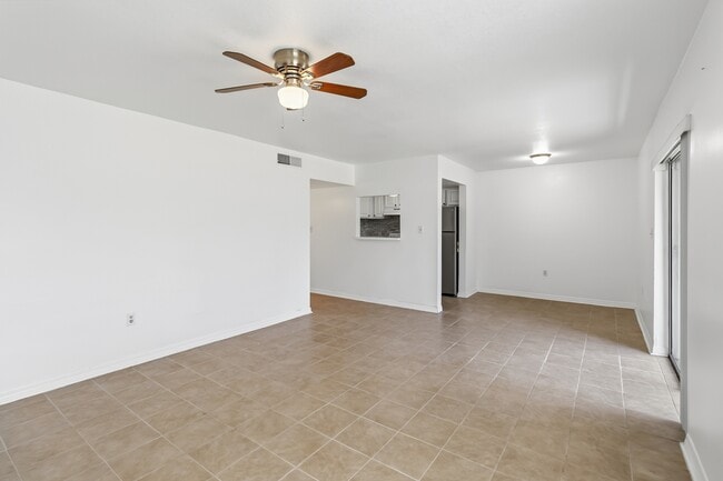 Building Photo - 2569 N Alafaya Trail