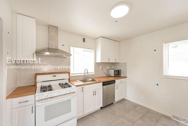 Building Photo - 1561 S Zuni St