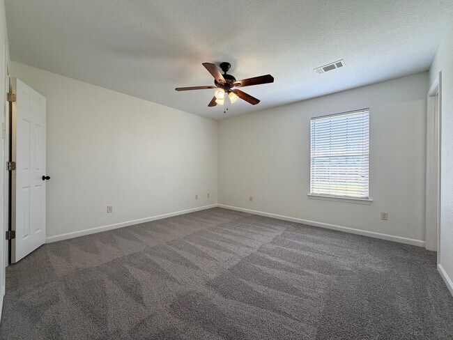 Building Photo - Affordable, Adorable & Move-In Ready!