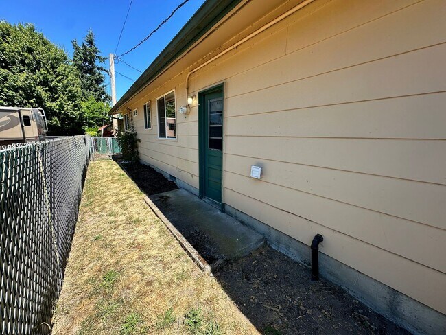 Building Photo - upgraded 2 bedroom 1 bath condo in downtow...