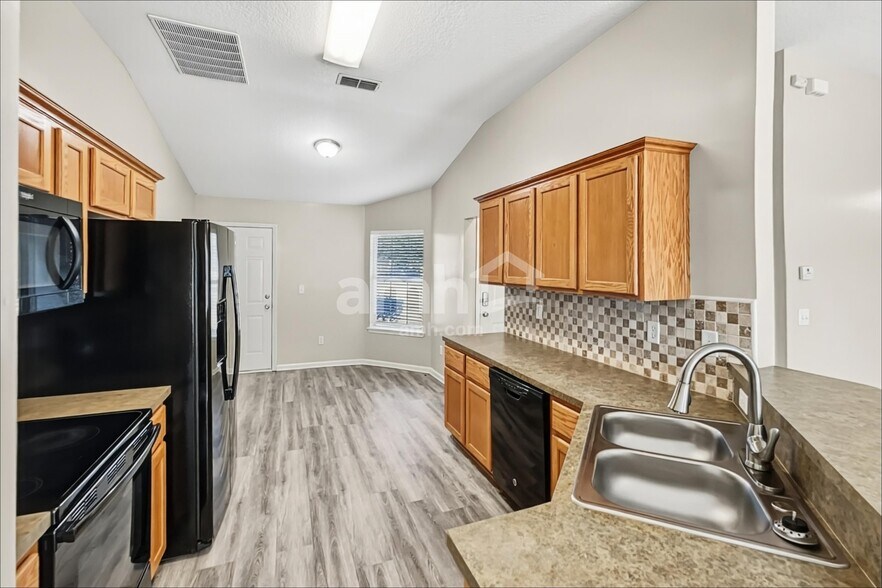 Building Photo - 3201 Ginny Lake Dr