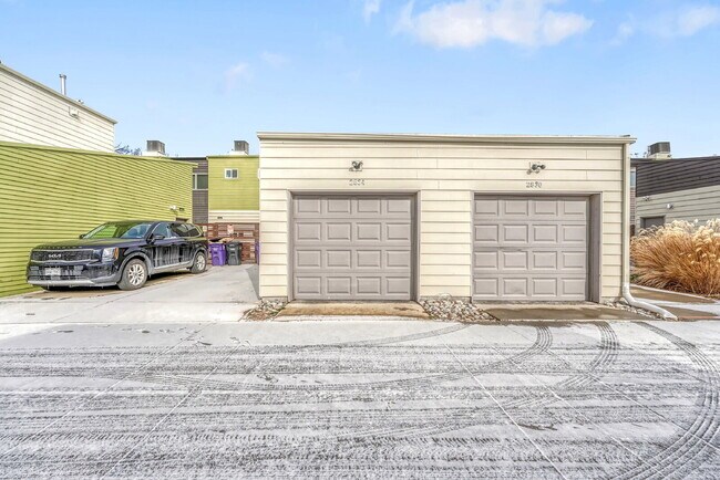 Building Photo - $3,145.95- 3 Bed, 3.5 Bath Townhome in Denver with Central AC and In Unit Laundry