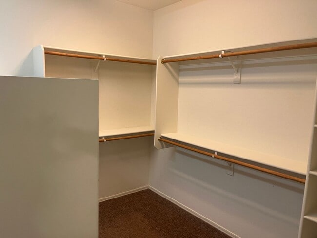 Building Photo - 16412 W Hope Dr