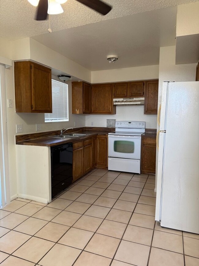 Building Photo - REMODELED 3 Bed/2Bath single family home w...