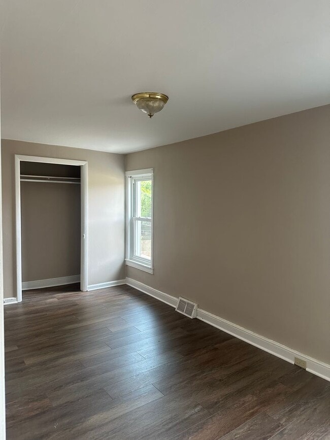 Building Photo - Single Family House located on North Locus...