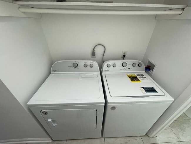 Building Photo - Centrally Located 3BR Townhome – Close to Everything!