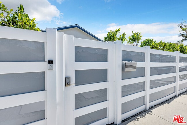 Building Photo - 7076 Park Manor Ave