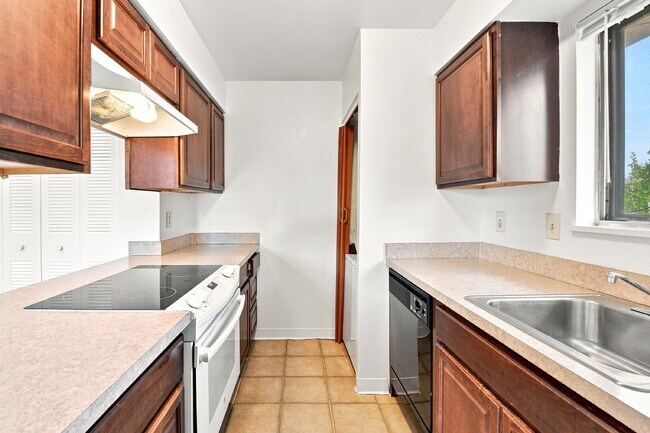 Building Photo - $1,445.95, 2 bed, 1 bath located in Denver with Central AC