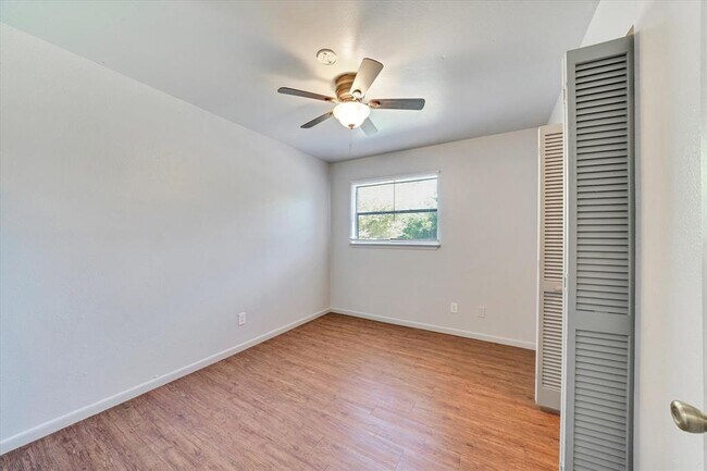 Building Photo - 1130 Bois D'Arc St