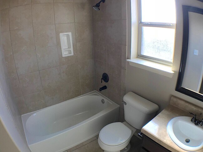 Building Photo - Northeast El Paso 3 Bed Refrig A/C