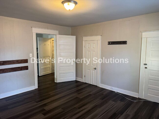 Building Photo - Move-In Ready Upstairs Unit | New Flooring, Eat-In Kitchen & Tons of Closets