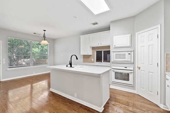 Building Photo - 10724 Thoroughbred Dr