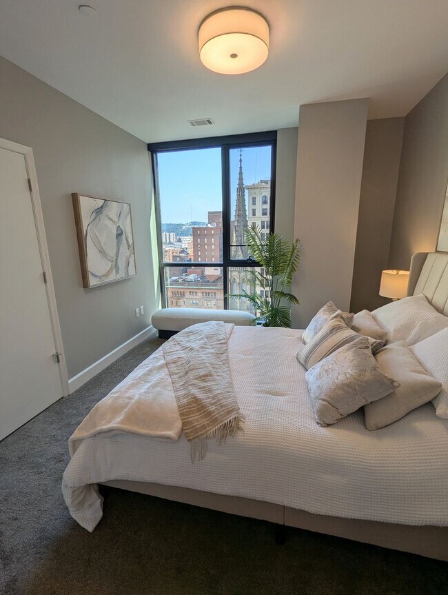 Building Photo - Gorgeous 2 Bedroom 2 Bathroom Downtown Condo with Epic Views and Free Parking