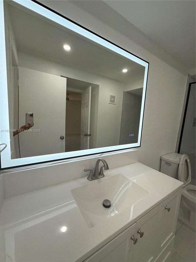 Building Photo - 210 Lakeview Dr