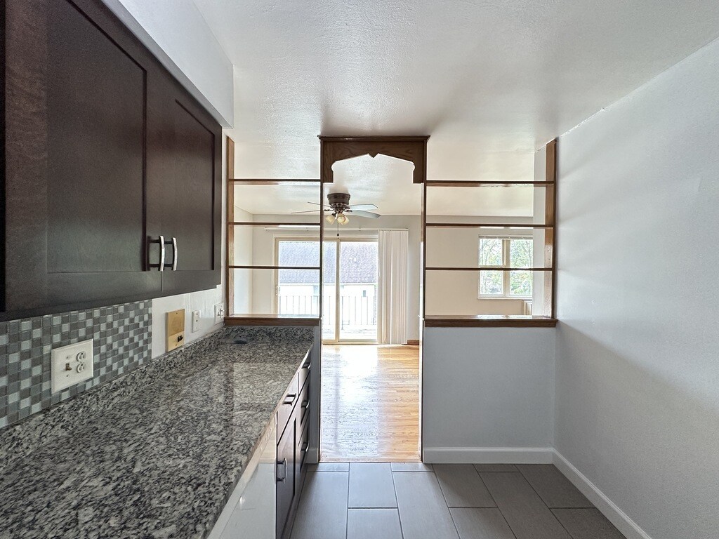 Building Photo - 1026 S River Rd