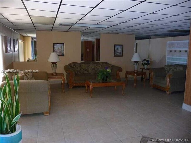 Building Photo - 2200 E Hallandale Beach Blvd
