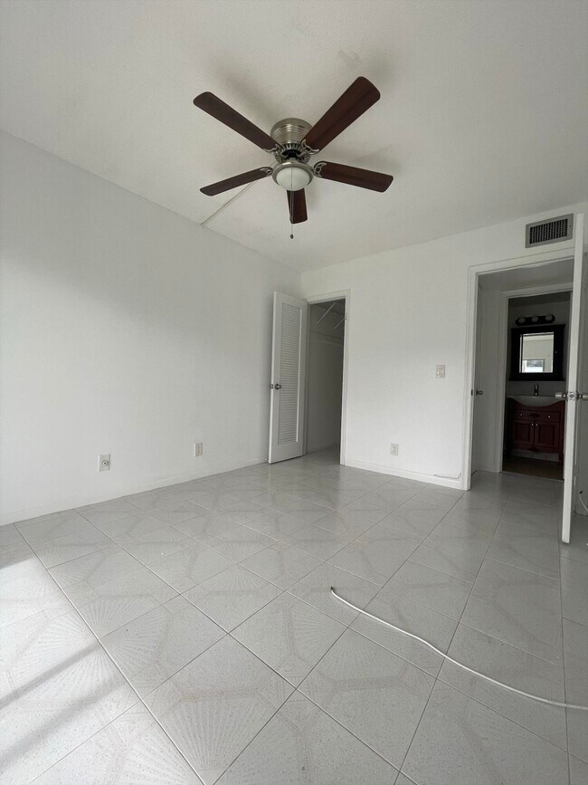 Building Photo - 172 Salisbury I