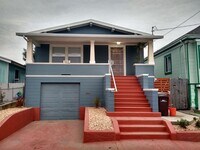 Building Photo - Charming remodeled garden flat with laundry