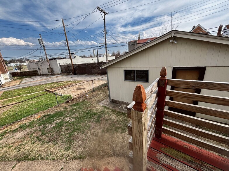 Building Photo - 4922 Winona Ave