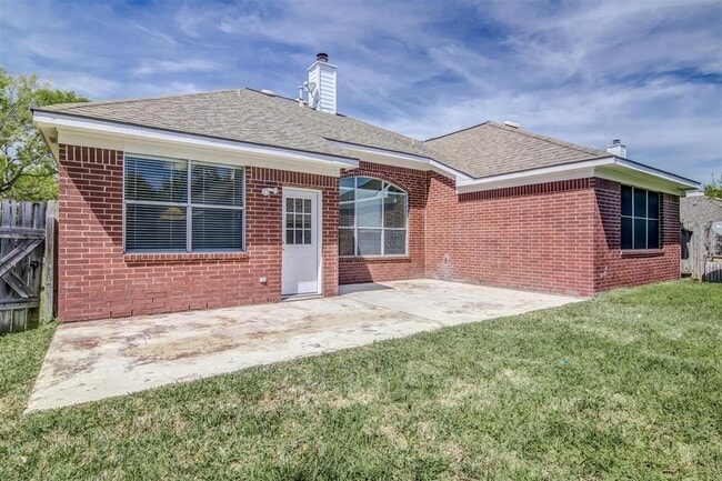 Building Photo - 20719 Medallion Pointe Dr