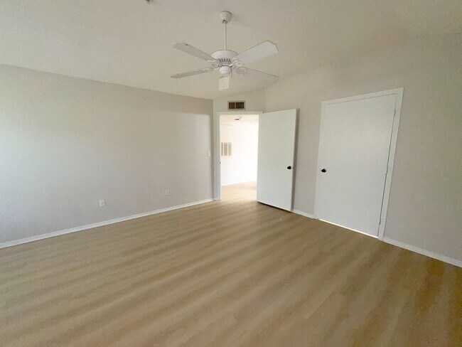 Building Photo - NEW-Remodeled bathroom & kitchen! NEW VINYL PLANK flooring & fresh paint! 2 bedroom 1 bath condo ...