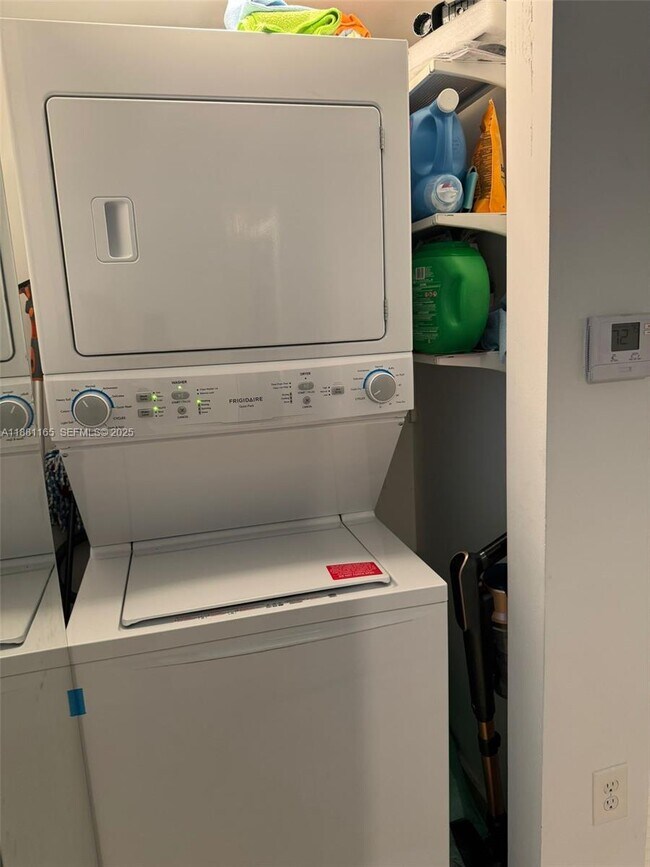 Building Photo - 2101 Brickell Ave