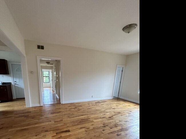 Building Photo - 3 bedroom in Chicago IL 60613