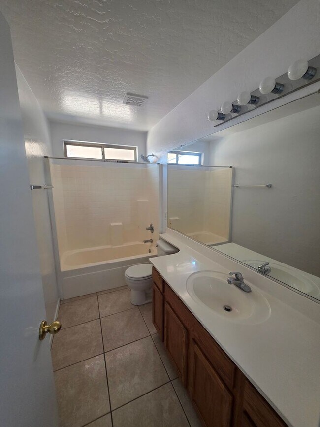 Building Photo - 4 Bedroom 2 Bath- Litchfield Park