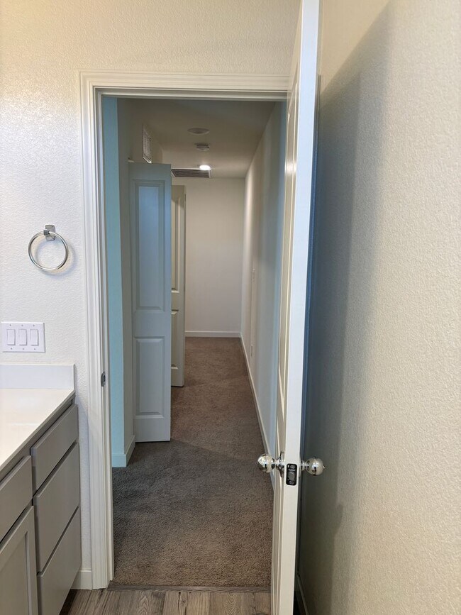 Building Photo - MOVE IN SPECIAL - 1/2 OFF THE 1ST MONTH RENT FOR QUALIFIED APPLICANT(S) AND RENTAL AMOUNT JUST RE...