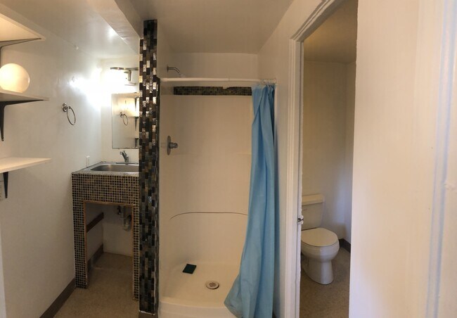 Building Photo - Three bedroom two bath house walking distance to MIIS. DLI and downtown Monterey