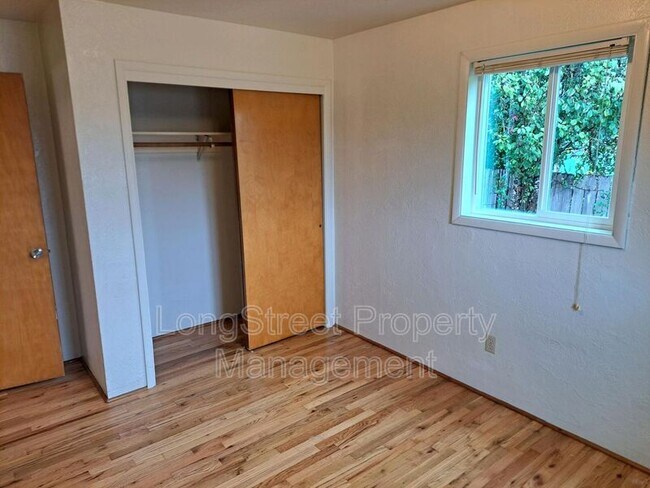 Building Photo - 1930 NW Kings Blvd