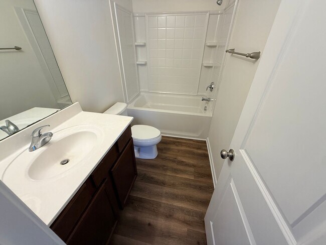 Building Photo - Upgraded Townhome