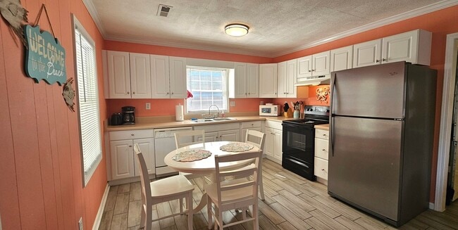 Building Photo - Cozy Cottage – Just 1 Block from the Beach
