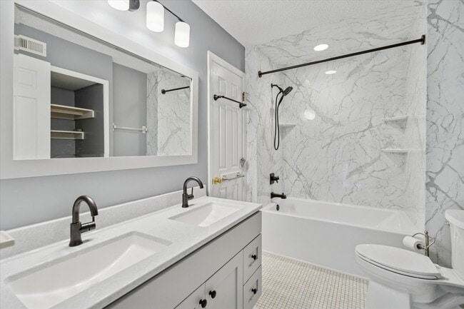 Building Photo - Now Available – 2 Bed / 1.5 Bath End Unit ...