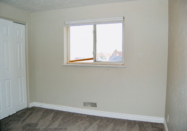 Building Photo - Updated 3Bedroom-In-Unit Laundry-$1,000 Move-In credit