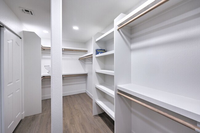 Building Photo - Beautiful 4BR / 3BA Corner-Lot Home with Designer Finishes