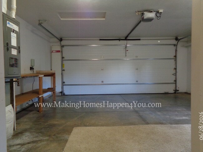 Building Photo - 260 SW Oregon Trail Dr