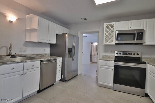 Building Photo - 305 Bougainvillea Rd W