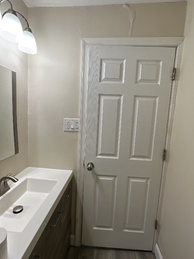 Building Photo - 558 Cincinnati Ave