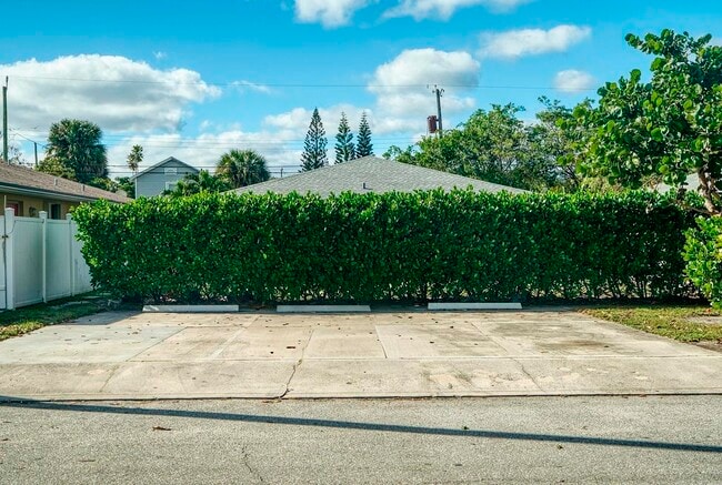 Building Photo - 915 S N St