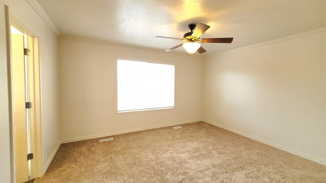 Building Photo - 483 E Apple Blossom Dr