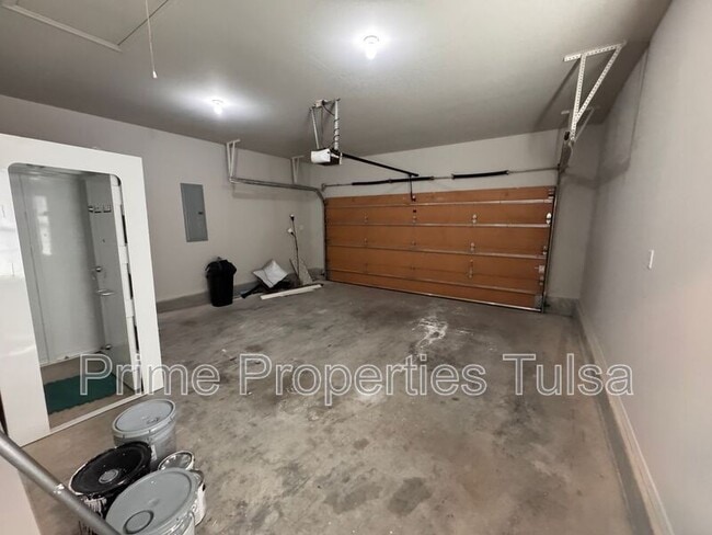 Building Photo - 528 North Willow Pl W