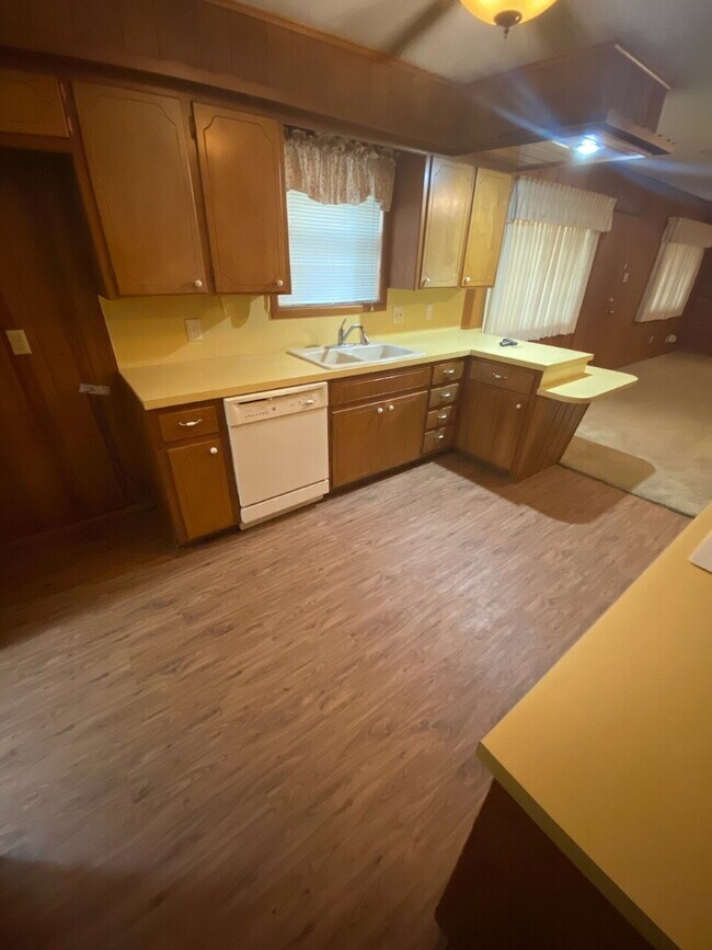 Building Photo - New Flooring in Living/Bedrooms & Other Up...