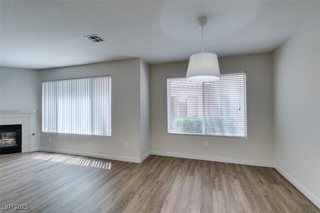 Building Photo - 350 S Durango Dr