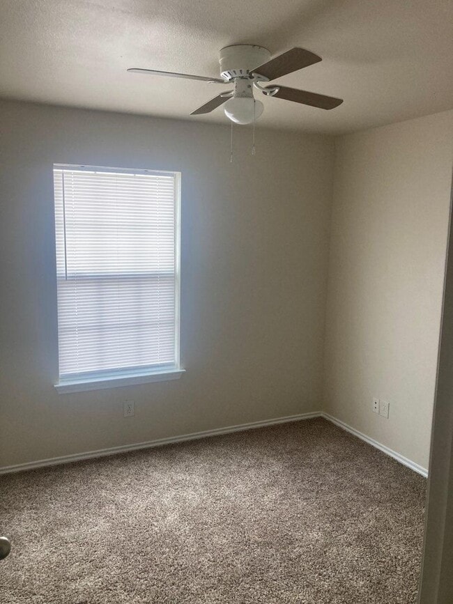 Building Photo - Spacious open concept duplex